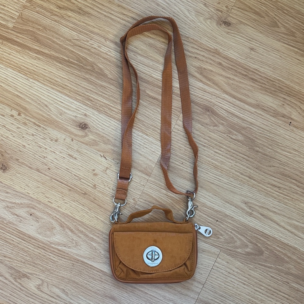 Baggallini Crossbody Wallet ✨